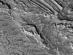 Kraterschichten mit einer Verwerfung, aufgenommen von HiRISE.[3]