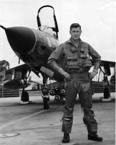 Fișier:Charles Brownlee with F-105.webp