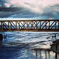 Blick auf den See und die alte Eisenbahnbrücke