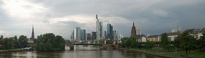 Frankfurt am Main von der Ignatz-Bibis Brücke.