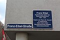 Straßentafel mit Zusatzinformation am Beginn der Franz-Eibel-Straße