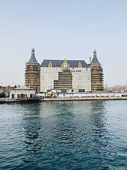 Haydarpaşa Garı ve İstanbul şehirhatlarının Haydarpaşa İskelesi'nin denizden görünümü.