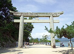 Steinernes Torii am Uferdamm des Schreins