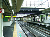 Bahnsteige der Yokohama-Linie