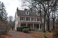 Zwei Baudenkmale in Cherry Hill: Samuel Coles House (links) und Kay-Evans Farm (rechts)