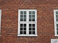 Hölzernes Kreuzstockfenster mit nach außen aufschlagenden Fensterflügeln (Jan Boumann Haus im Holländischen Viertel, Potsdam)