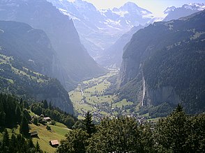 Lauterbrunnental von Wengen mit Staubbachfall