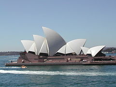Die gekrümmten Schalen auf dem Dach des Sydney Opera House sind alle unterschiedlich ausgerichtet.