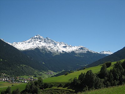 (vlnr.) Piz d’Err, Piz Calderas, Tschima da Flix, Piz d’Agnel (knapp über dem Grat) und Piz Neir, aufgenommen zwischen Riom und Parsonz.