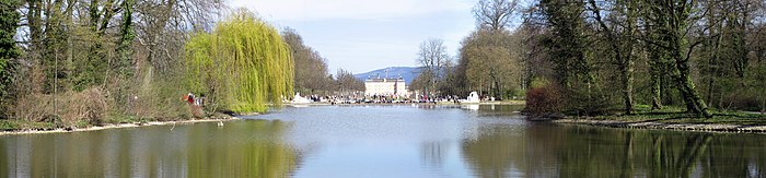 Lacul în spate se poate vedea castelul