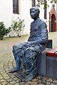 Skulptur des St. Andreas auf dem Platz vor der gleichnamigen Kirche