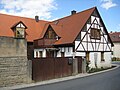 Untere Dorfstraße 13, Bauernhaus mit Fachwerkobergeschoss, wohl 18./19. Jahrhundert (vor 1833)