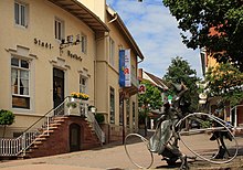 „Erste Tankstelle der Welt“ in Wiesloch mit Bertha-Benz-Denkmal im Vordergrund