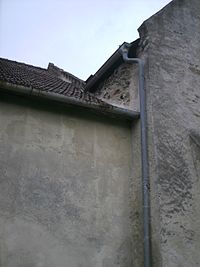 Kirche St. Lorenz, Westseite, in der Bildmitte oben die noch sichtbaren Reste der Burgusmauer