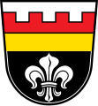 Gemeinde Pentling Unter zinnenförmig von Silber und Rot geteiltem Schildhaupt, unterstützt von einem goldenen Balken, in Schwarz eine silberne heraldische Lilie.