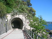 Die Bahntrasse bei Herceg Novi dient heute als Fußweg, um entlang der Bucht von Kotor zu flanieren.