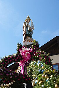 46. Platz: Luitold mit Florianibrunnen als Osterbrunnen in Bad Reichenhall, Bayern