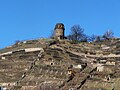 Sanierung der Steillage unterhalb des Bismarckturms, rechts unten zwei Gerätehäuschen