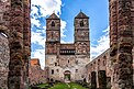 Blick auf die Doppelturmfassade der ehemaligen Klosterkirche