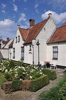 Godshuizen in de Stijn Streuvelsstraat (gebouwd 1924 - het betreft de stichtingen 'De Schippers', 'Paruitte' en 'Elisabeth Zorghe')