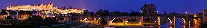 Panorama della città fortificata di Carcassonne e del Pont-Vieux che attraversa l'Aude