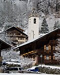 Turm der Kirche Saint-Théodule mit Pfarrhaus