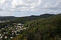 Hainkopf (halbrechts) über Eppstein vom Kaisertempel gesehen, rechts daneben lugt der Atzelbergturm durch, darunter die Heimliche Wiese. Hinten links der Küppel, dahinter links am Horizont der Große Lindenkopf (499 Meter).