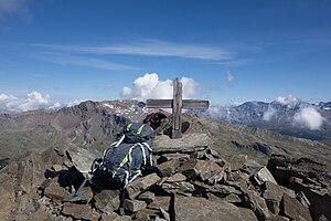 Piccola croce lignea sulla cima