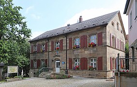 Rathaus (1848/49), ehemalige zweiklassige Volksschule (im ersten Stock) bis 1966, Klosterberg 9