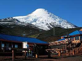 In de buurt van de Osorno kan 's winters volop worden geskied. Hier een opname van de vulkaan vanuit het skicentrum La Burbuja in april 2006