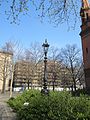 Kandelaber vor dem Haupteingang zur Heilig-Kreuz-Kirche