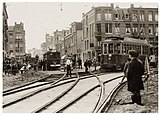 De Admiraal De Ruijterweg bij de Jan Evertsenstraat. Rechts motorwagen NZH A25 van de Haarlemse Tram, links een tram van de zojuist naar het Mercatorplein verlengde lijn 13; 1927.