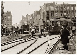 De Admiraal De Ruijterweg bij de Jan Evertsenstraat. Rechts motorwagen NZH A25 van de Haarlemse Tram, links een tram van de zojuist naar het Mercatorplein verlengde lijn 13; 1927.