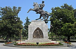 İlçede yer alan Onur Anıtı (Temmuz 2014)
