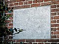 oorlogsmonument, ingemetseld in de muur van de kerk