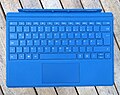 Das TypeCover 4 in blau ohne angeschlossenes Surface Pro 4