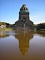 Völkerschlachtdenkmal Leipzig mit Spiegelung im vorgelagerten „See der Tränen um die gefallenen Soldaten“
