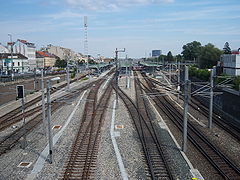 Bahnhofsgelände mit Gleisen, links die Eichenstraße