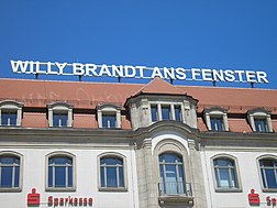 Leuchtschrift zu Willy Brandt auf dem Dach des Erfurter Hofes seit 20. Mai 2009