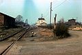 Bahnhof Nei­chen im April 1982 von Sü­den: Rechts la­gen die Schmal­spur­an­la­gen. Der Fach­werk­bau ganz rechts war der Schmal­spur­lok­schup­pen mit Schmie­de, Au­fent­halts­raum und Was­ser­be­häl­ter.