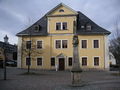 Distanzsäule vor dem Reutherhaus