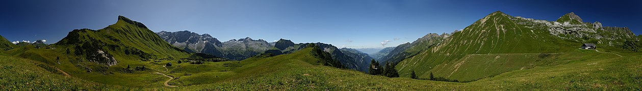 Toàn cảnh 360° dãy Lechquellen, khu núi đá vôi phía Bắc, dãy Đông Alpes, vùng núi Alpes. Góc nhìn từ đỉnh Schadonapass tại trạm nghỉ Biberacher trên đường số 601, tuyến đường trường Châu Âu E4, thuộc địa phận Sonntag, bang Vorarlberg, Áo.