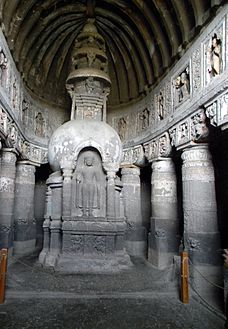 Stupa me skulpturë të Gautama Buda-s në Shpellat Bhaja.