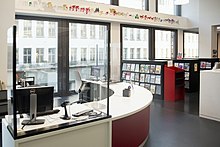 Die Information der Bibliothek der PH Zürich befindet sich seit Sommer 2021 im Stockwerk G, direkt oberhalb der Treppe bei den Zeitschriftregalen