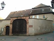 Eingangsportal und Herrenhaus, Blick von der Brunnengasse aus Richtung Markt nach Süden