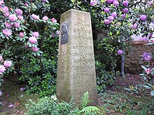 Neben der ev.-luth. Dorfkirche erinnert ein Denkmal an das Wirken von Elsa Brandström in Schmeckwitz