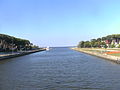 Der Canale Logonovo zwischen Lido degli Estensi und Lido di Spina, mit Anlegestelle für ein Ausflugsboot (im Bild links hinten)