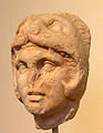 Atina Kerameikonista'da bulunan heykelde İskender Herakles gibi arslan başlığı giyerken tasvir edilmiş, MÖ 300