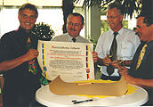 Unterzeichnung der Partnerschaft mit der Staatlichen Lehr- und Forschungsanstalt in Neustadt an der Weinstraße. Von links nach rechts: Edwin Schrank, Franz Backknecht, Dr. Hans-Peter Lorenz, Dr. Rudolf Danner.