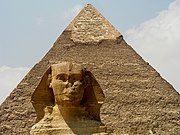 Frontansicht der Sphinx mit Chephren-Pyramide